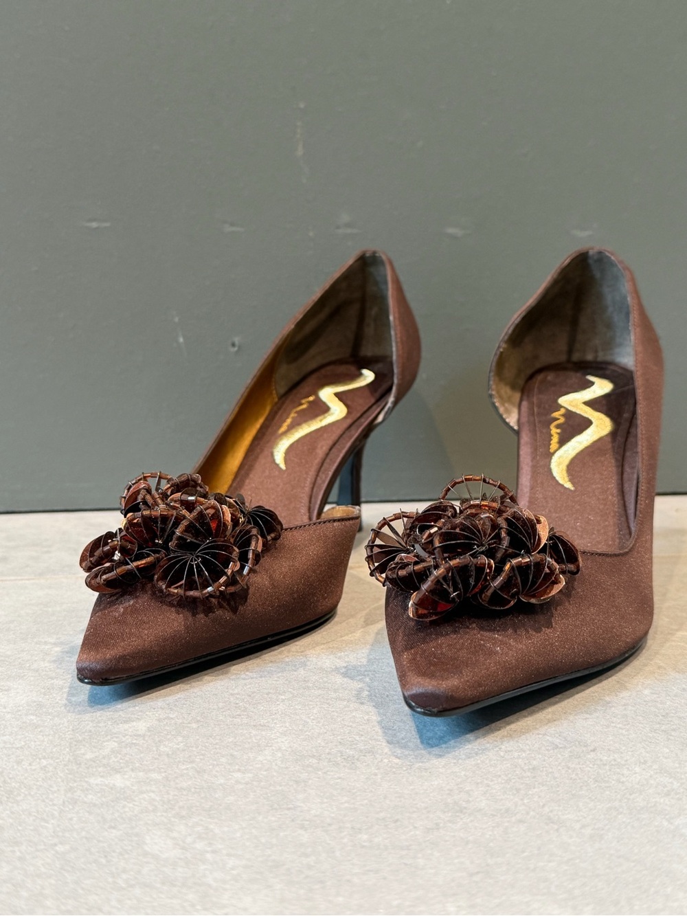 Nina Brown Satin Pointed-Toe Floral Beaded Women's Pumps 7.5 NWOT - Picture 4 of 17